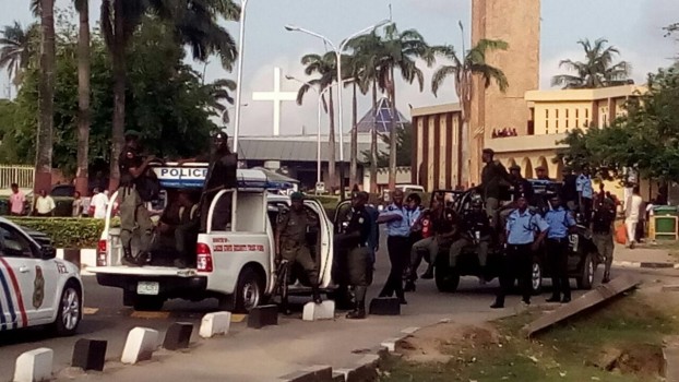 policemen armed to the teeth, enforce shutdown of Unilag